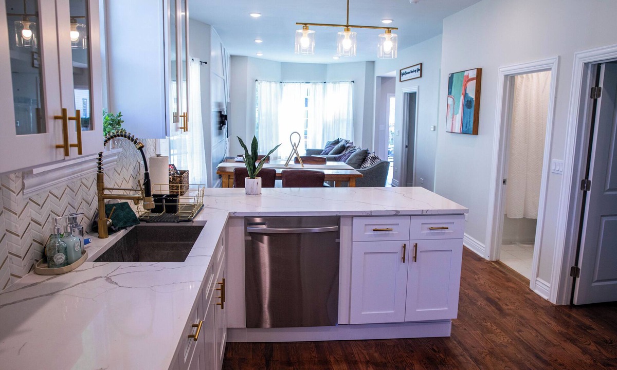 Brookfield House | Spacious Brookfield Home Near Zoo – Sleeps 10. Walk to Metra