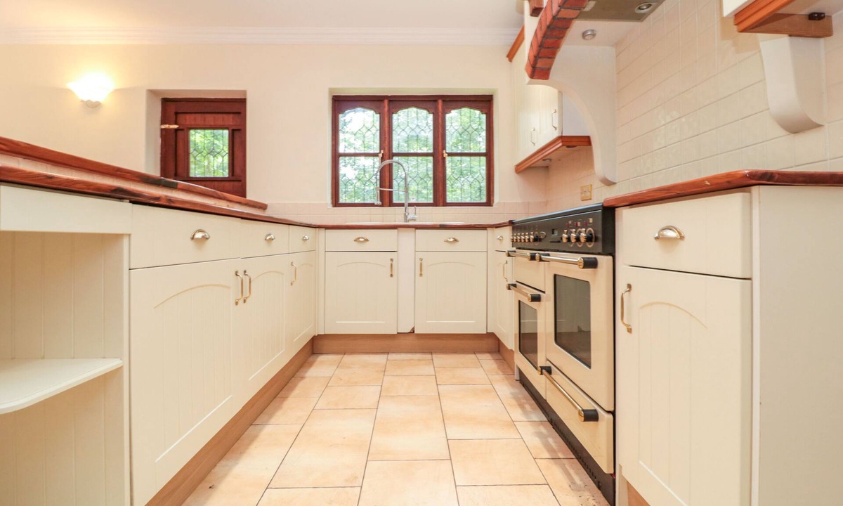 Herongate House | Spacious Bungalow on 0.7 Acre Plot- Little Warley