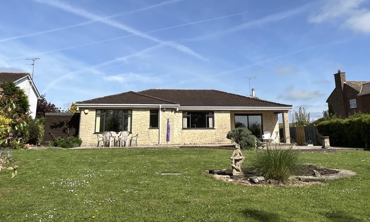 Hilperton House | Spacious bungalow with large private garden