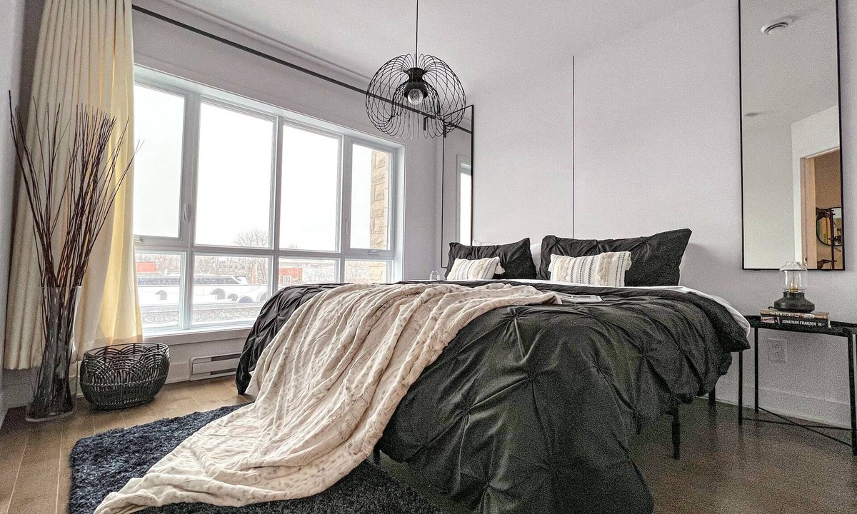 Cote-Des-Neiges—Notre-Dame-De-Grace House | ★Spacious*Business suite 1BR+den*24/7 Gym*Terrace★