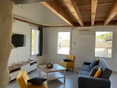 Saint-Martin-d'Ardeche Apartment | spacious cottage with hot tub