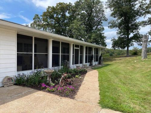 Grubville House | Spacious Cabin Retreat - Sleeps 12 -1hr from STL