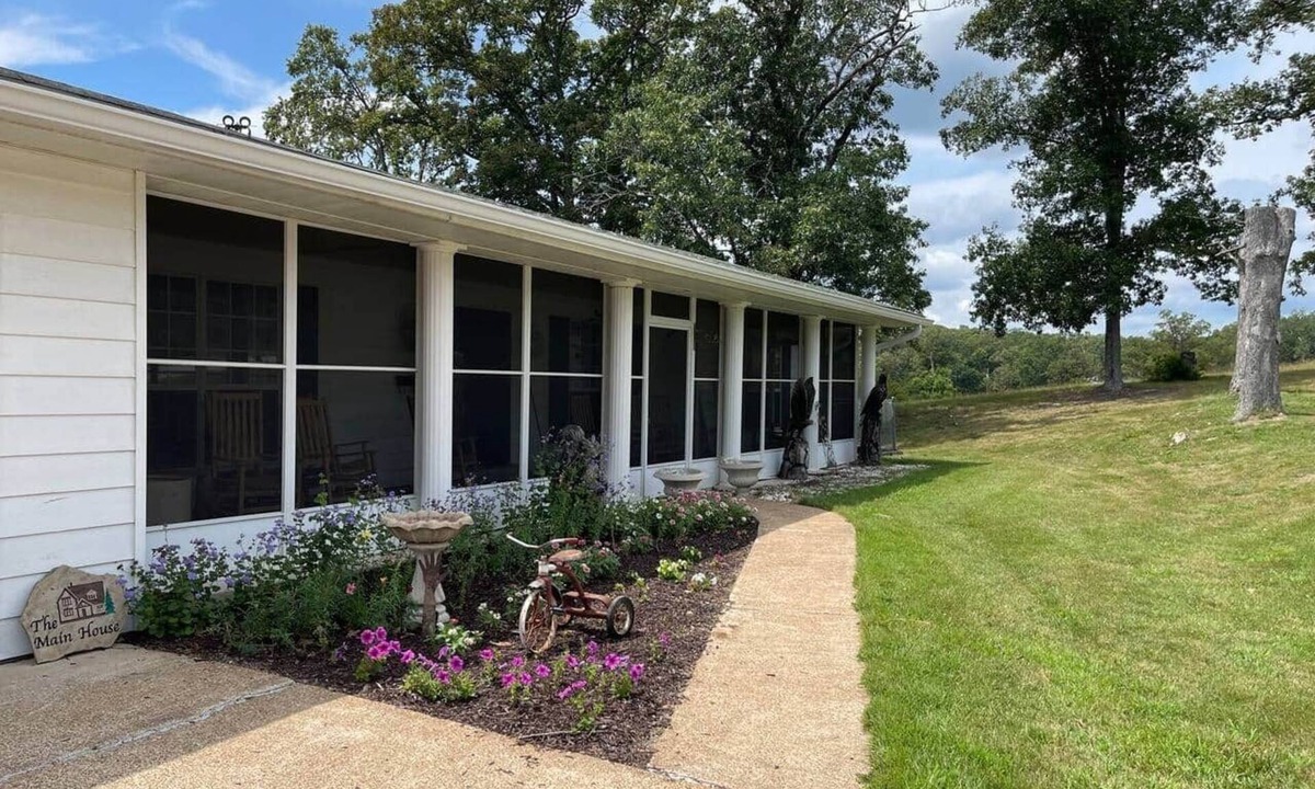 Grubville House | Spacious Cabin Retreat - Sleeps 12 -1hr from STL