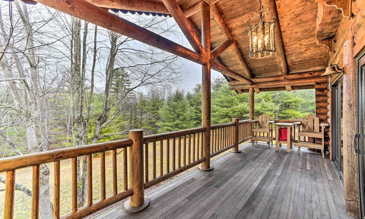 Middle Grove Cabin | Spacious Cabin w/Decks Near Saratoga Race Course!