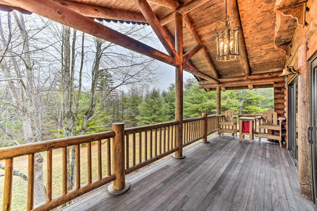 Middle Grove House | Spacious Cabin w/Decks Near Saratoga Race Course!
