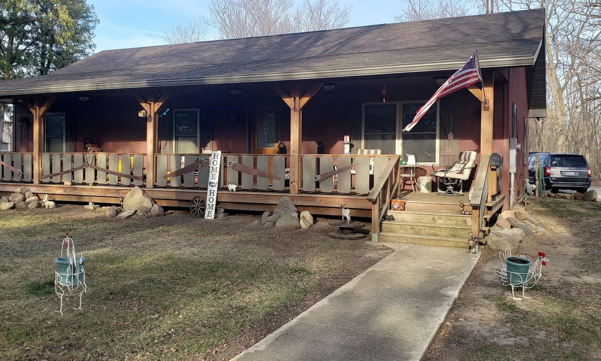 Clear Lake Cabin | Spacious Cabin with Open Floor Plan located Right in Town!
