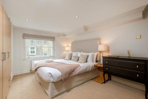 Campden Apartment | Spacious, Calm One Bedroom