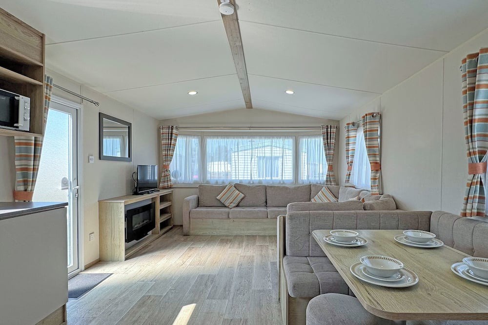 Ingoldmells House | Spacious caravan with one double and two twin.