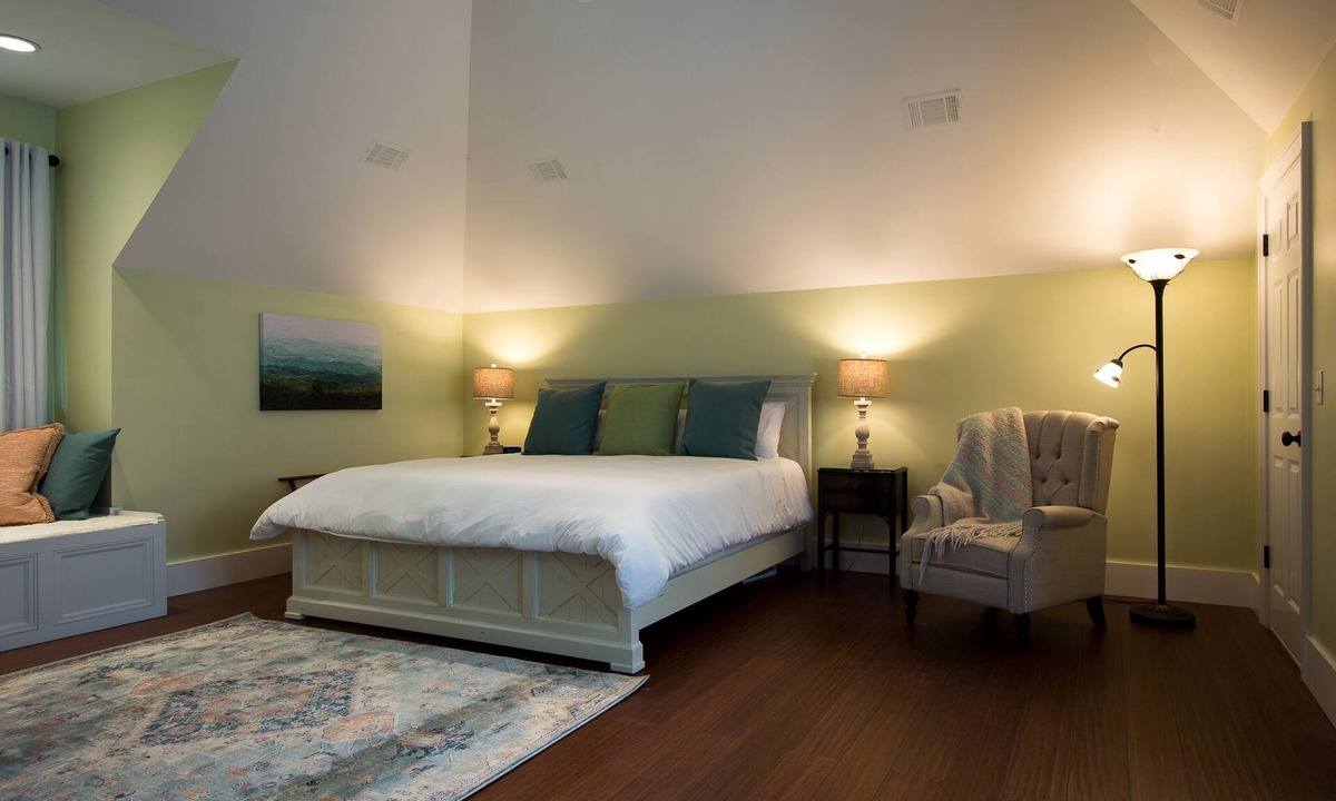 Beaufort Apartment | Spacious Carriage House with Pool & King Bed