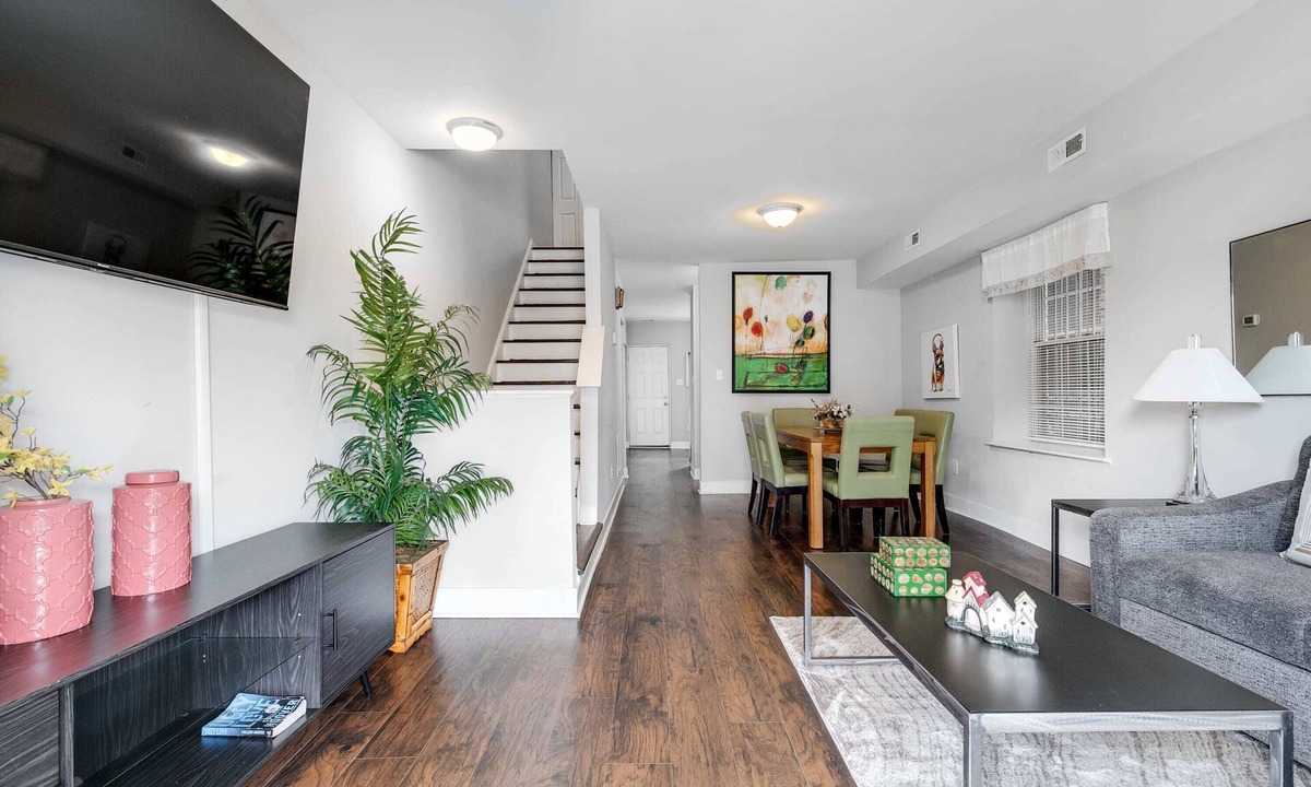 Richmond House | Spacious Carytown Home: 6BR, Free Parking!