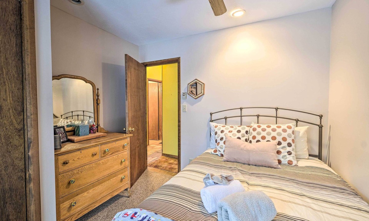 Maplecrest Cabin | Spacious Catskill Mountains ski cabin with fire pit