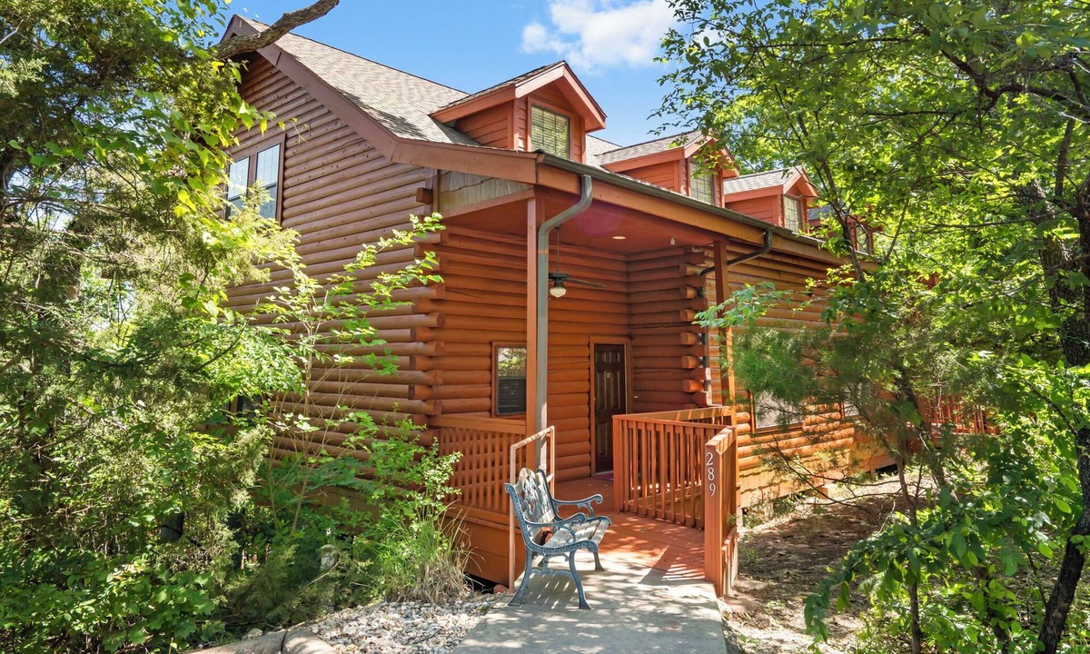 Branson Theater District Cabin | Spacious Cedar Cabin Near Branson Attractions – Sleeps 10