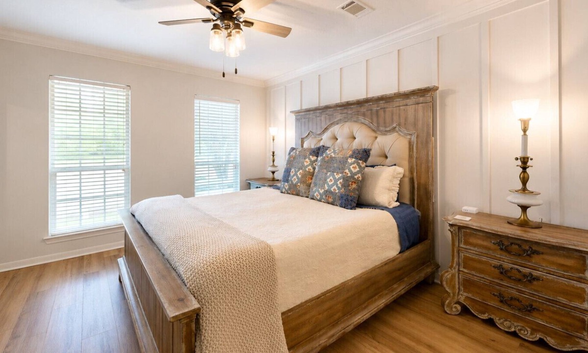 College Station House | Spacious Central Charm - Central College Station Location by Lovely Central Park