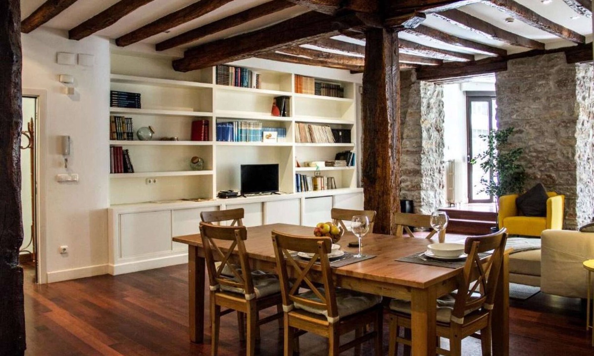 San Sebastian Centro Apartment | Spacious, Central and Authentic Family Apartment