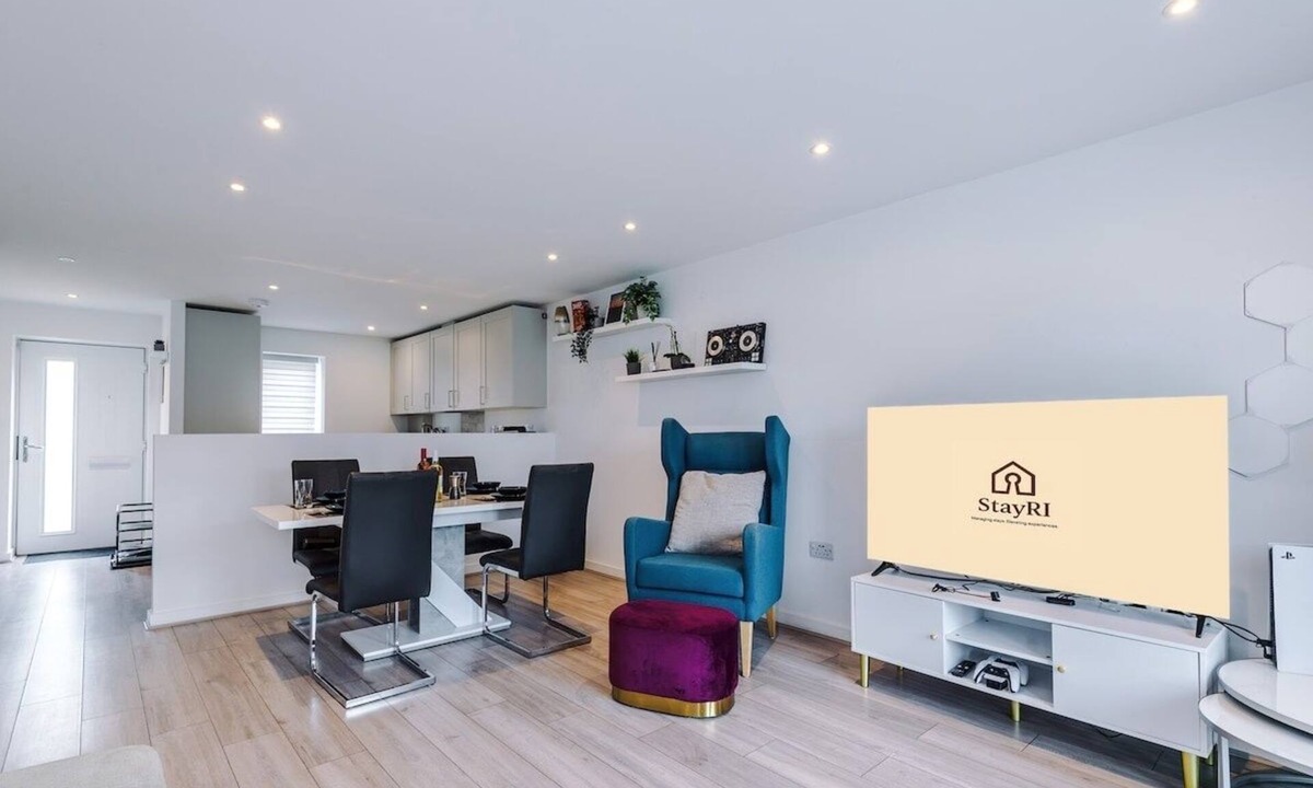 Salford House | Spacious Central Home in MCR w/Parking, PS5 &WiFi