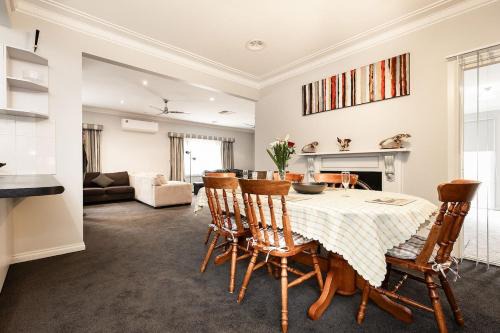 South Albury Apartment | Spacious Central Stay on Olive
