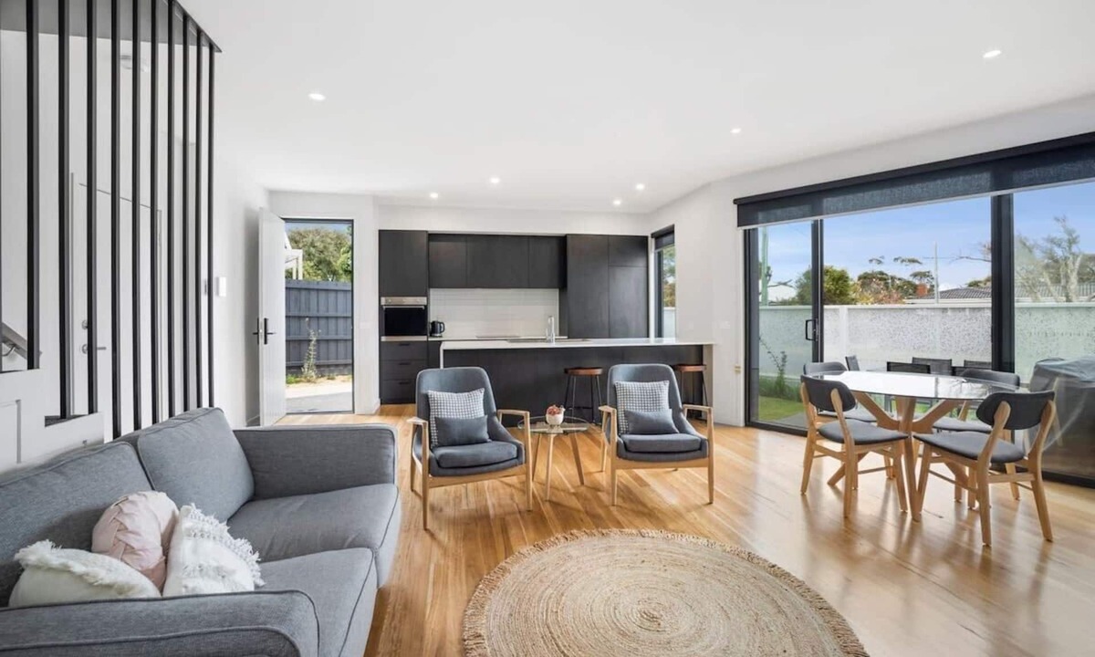 Torquay House | Spacious, Central to All Shops and beach