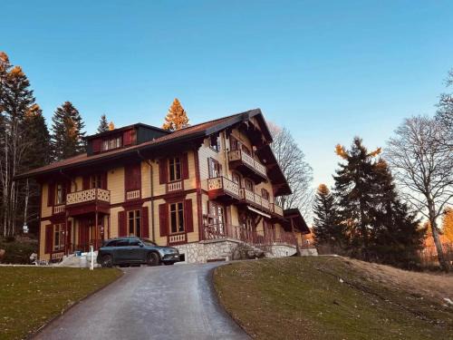 Bullet Ski Chalet | Spacious Chalet in Bullet with Mountain View