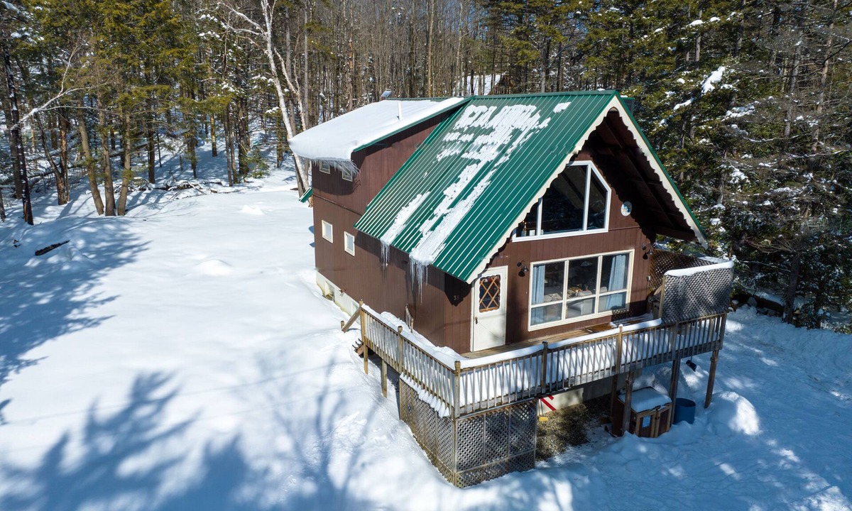 Montgomery Center Ski Chalet | Spacious Chalet, Skiing 5 Minutes to Jay Peak, Vermont!
