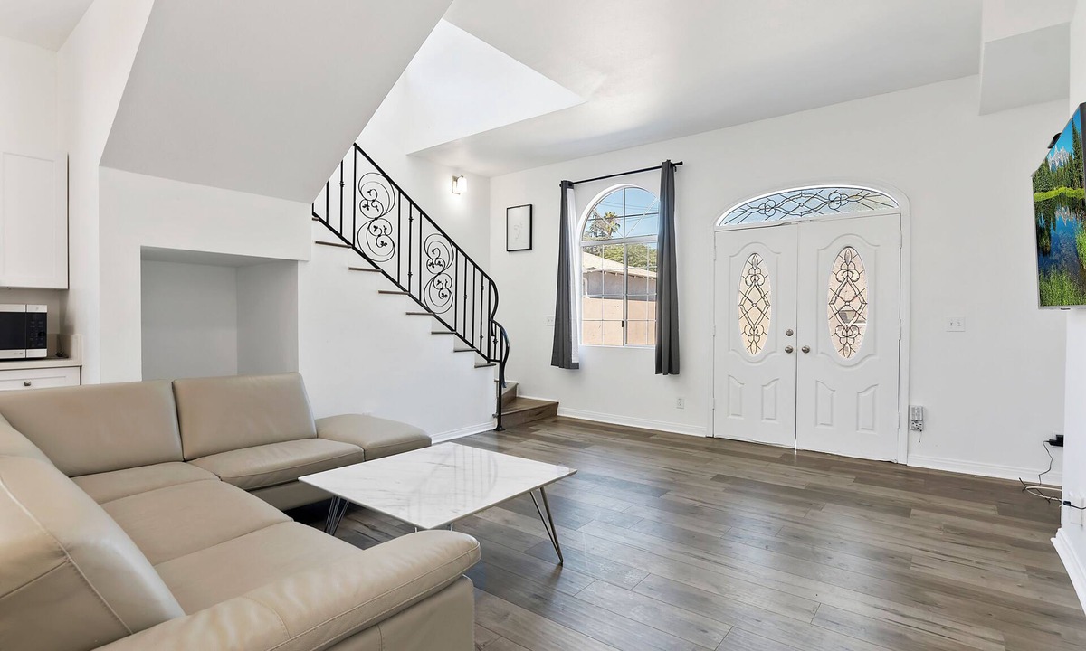 NoHo Arts District Apartment | Spacious charming 4-bedroom 2 bath fancy loft near Universal studio/Hollywood-8