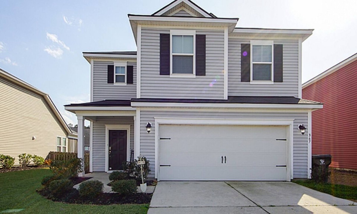 Summerville House | Spacious, charming 2-Story Retreat in Beautiful Summerville – Sleeps 8+