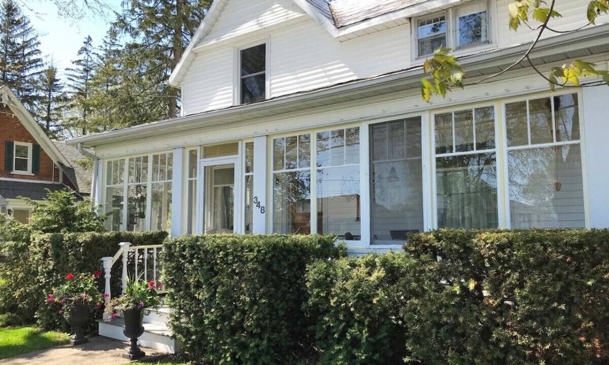 Wellington House | Spacious & Charming Century Home - Wellington