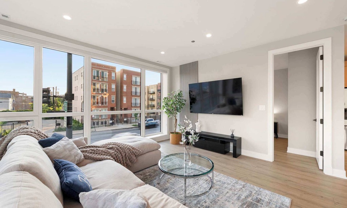 Tri-Taylor Apartment | Spacious Chicago Getaway with Balcony and Parking