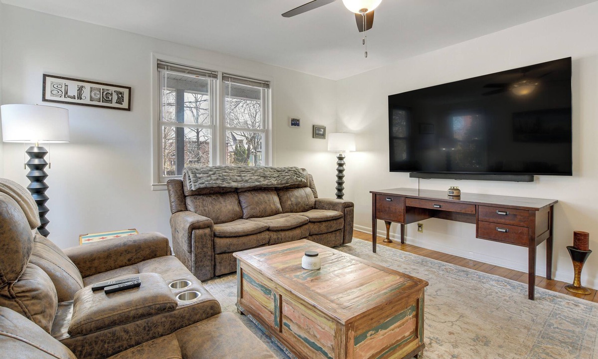 Ravenswood Condo | Spacious Chicago Group Home! Walk to Train & Eats