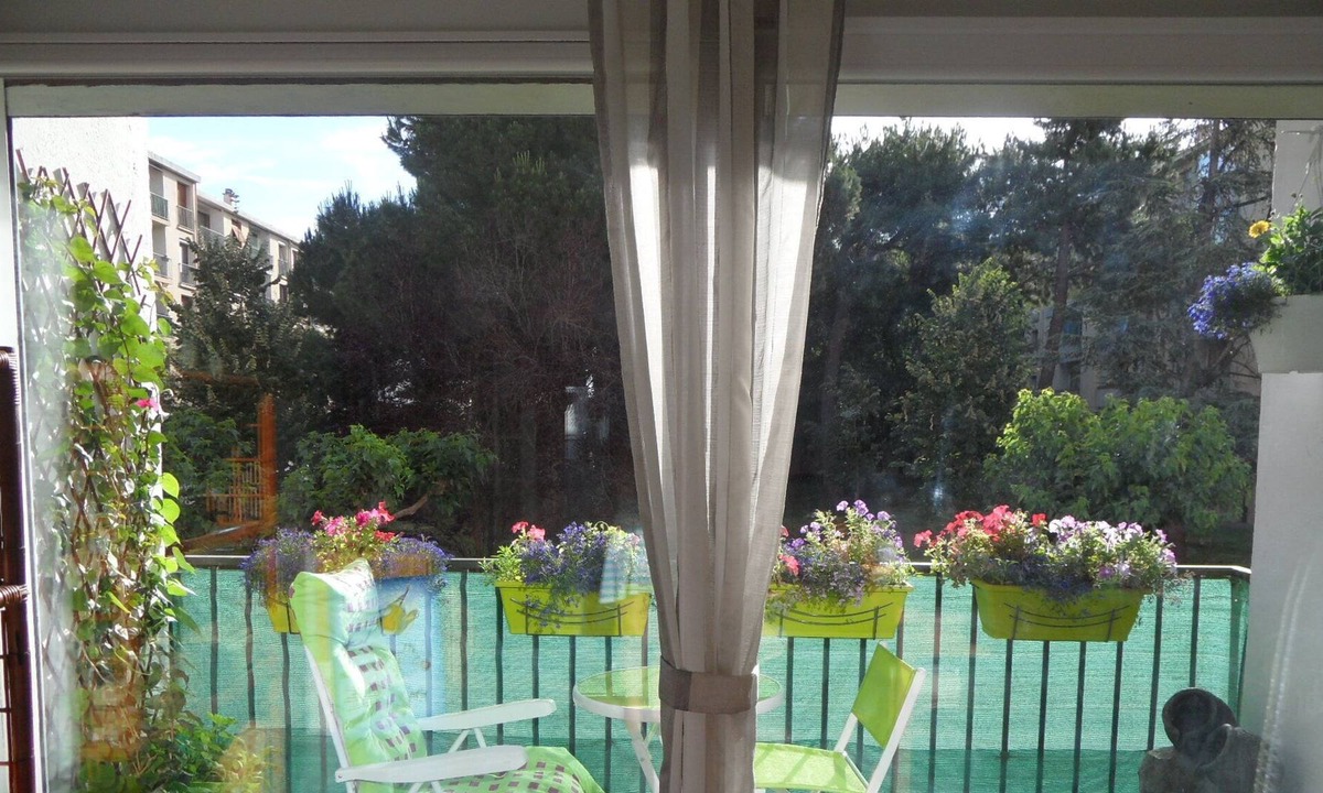 Les Platanes Apartment | Spacious City-Centre Apt. in Private Grounds by River, (Parking, Lift, 3 bedrm).