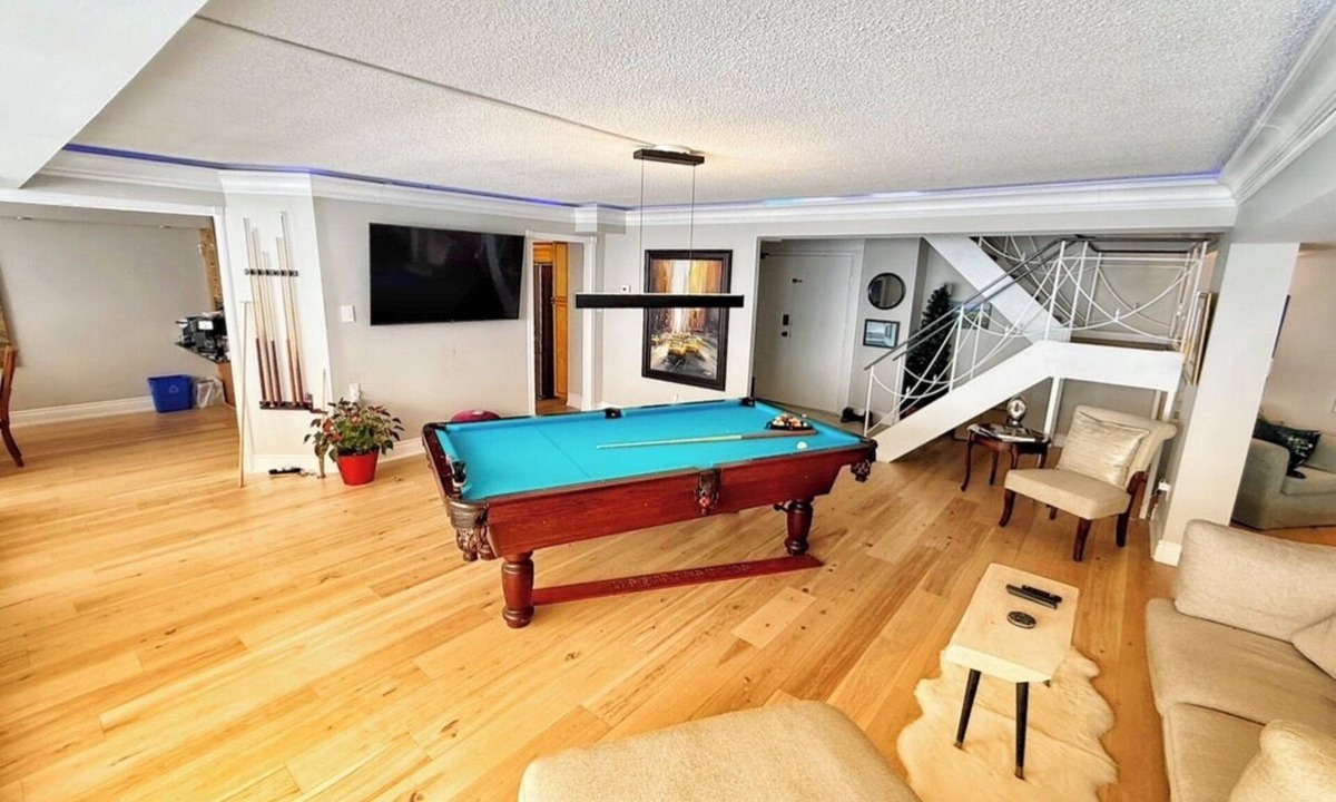 Downtown London Condo | Spacious City View - Perfect for Families or Groups (Sleeps 10-12)