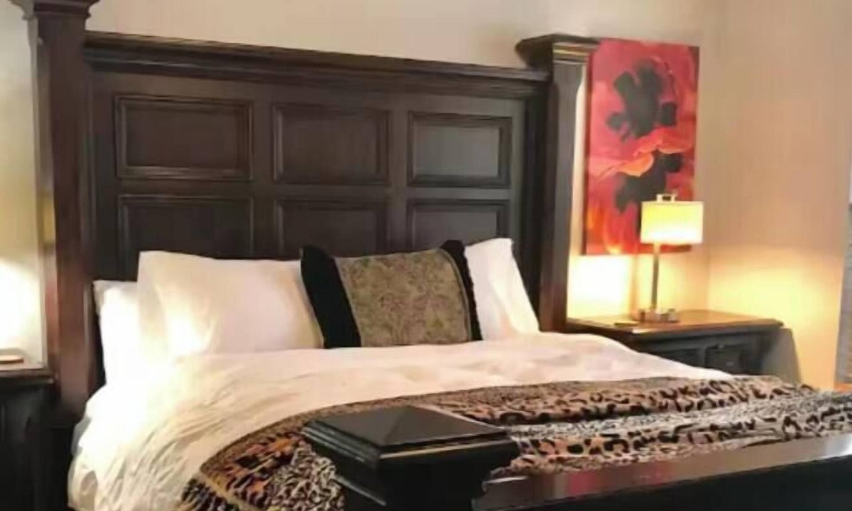 Buda House | "Spacious, Clean and Quiet!" King Bed, Two Queens, Double, Twins,