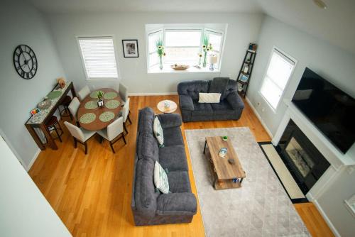 Swampscott Apartment | Spacious Coastal Townhome Deck and Parking