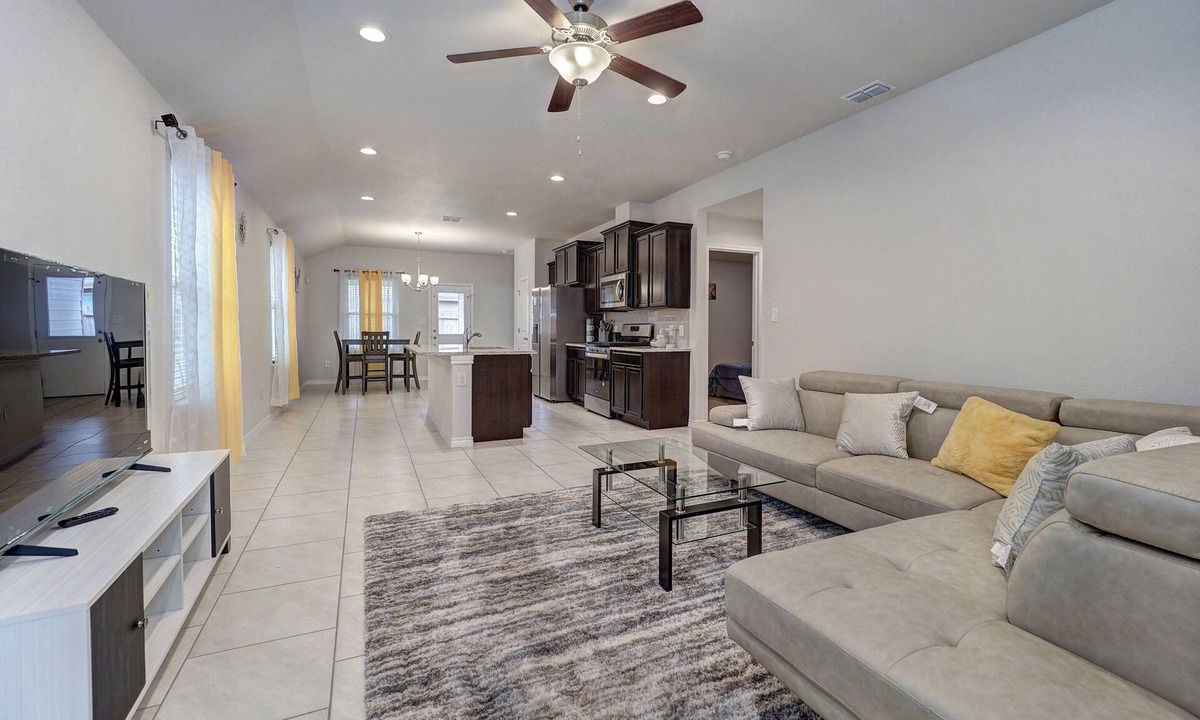 South Side House | Spacious Coastal Retreat · Sleeps 6 · Free WiFi