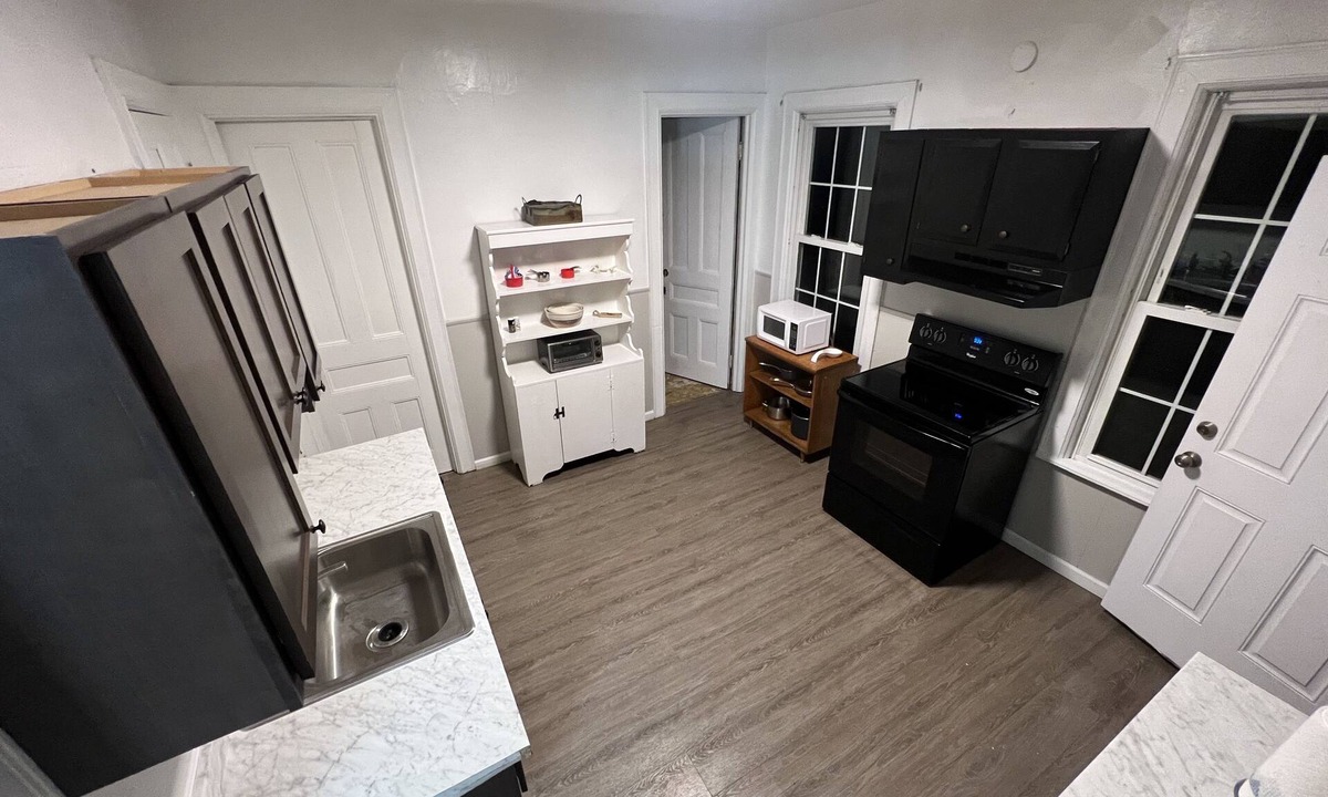 Geneva House | Spacious Colonial Style House - DT Geneva