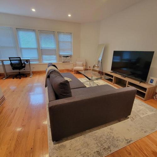 Oak Park Apartment | Spacious Comfy 2BR Near HighwayTrain Station