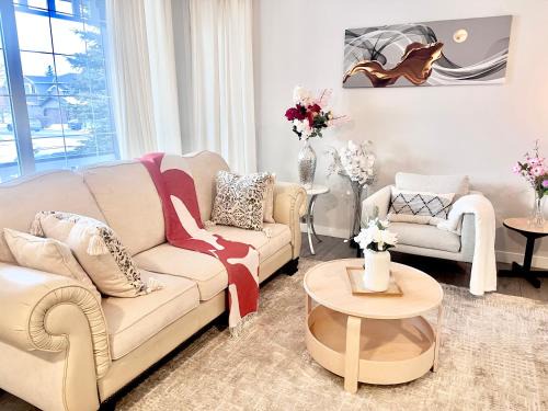 Southwest Calgary House | Spacious & Comfy Upper Floor 3BR Suite in Detached House
