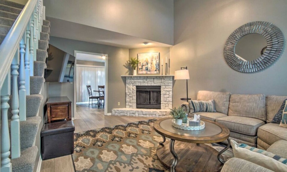 Overland Park Condo | Spacious Condo in Overland Park-Sleeps 8