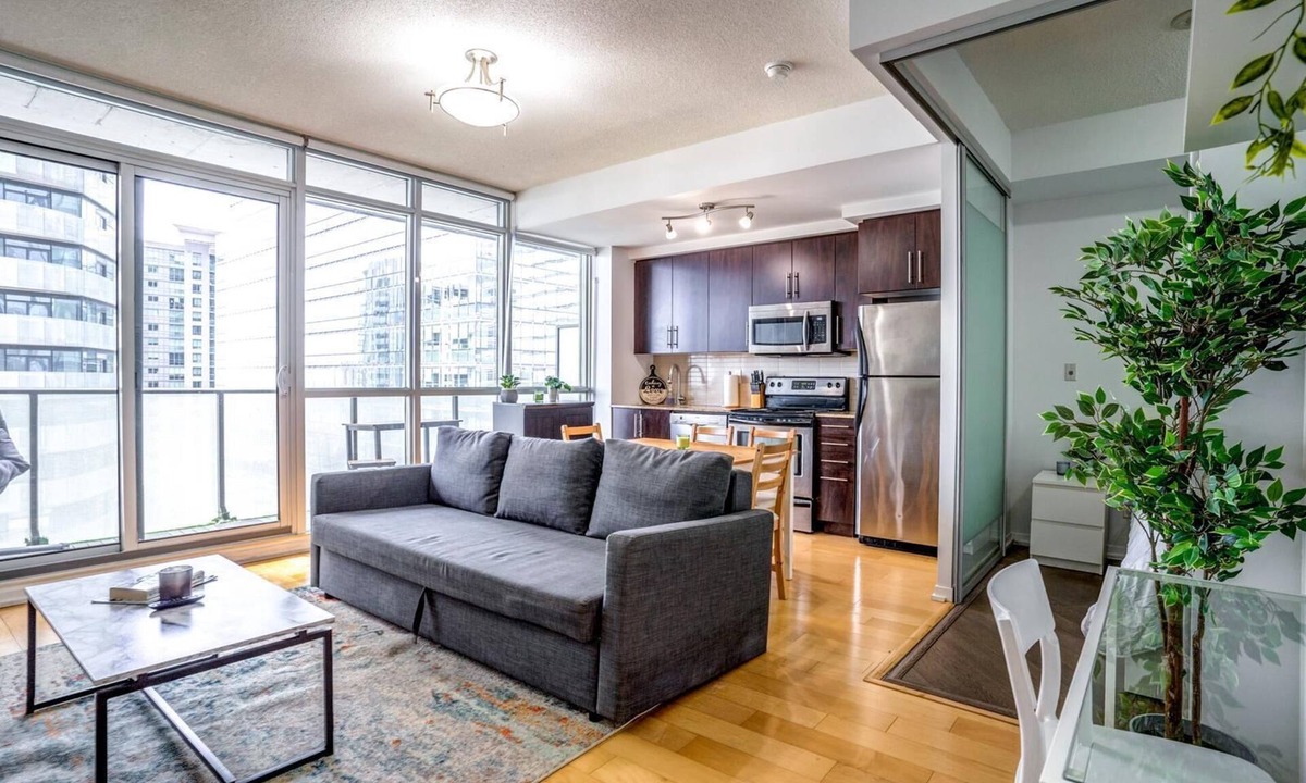 Downtown Toronto Apartment | Spacious Condo Next To CN Tower 2211
