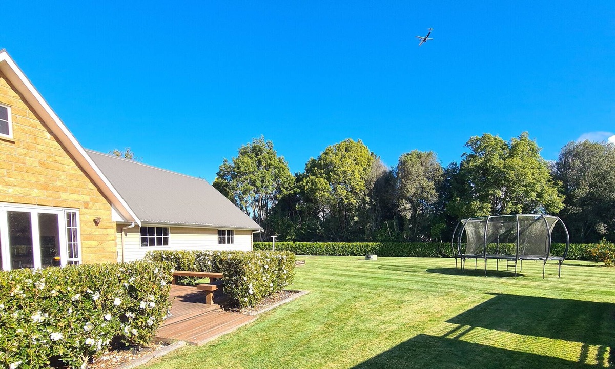Tamahere Cottage | Spacious Contemporary Retreat