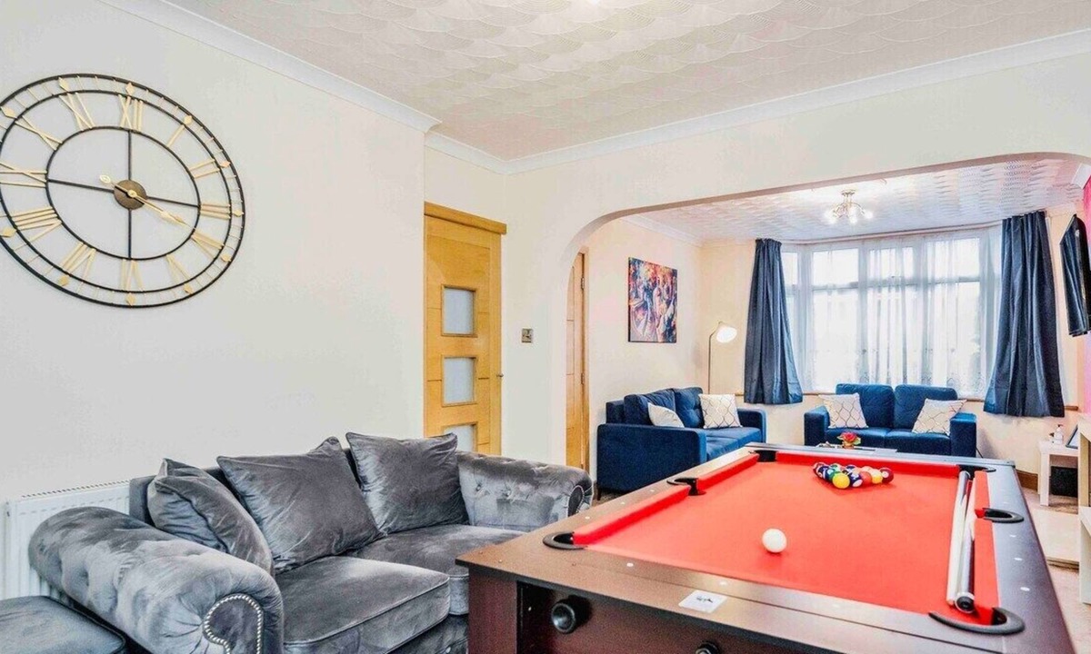 Luton House | ⭐ Spacious Contractor🏡 6BR w/Parking &Pool Table