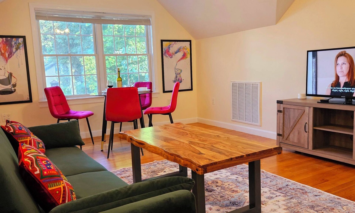 Melrose House | Spacious & Convenient 1BR unit-20min to Boston