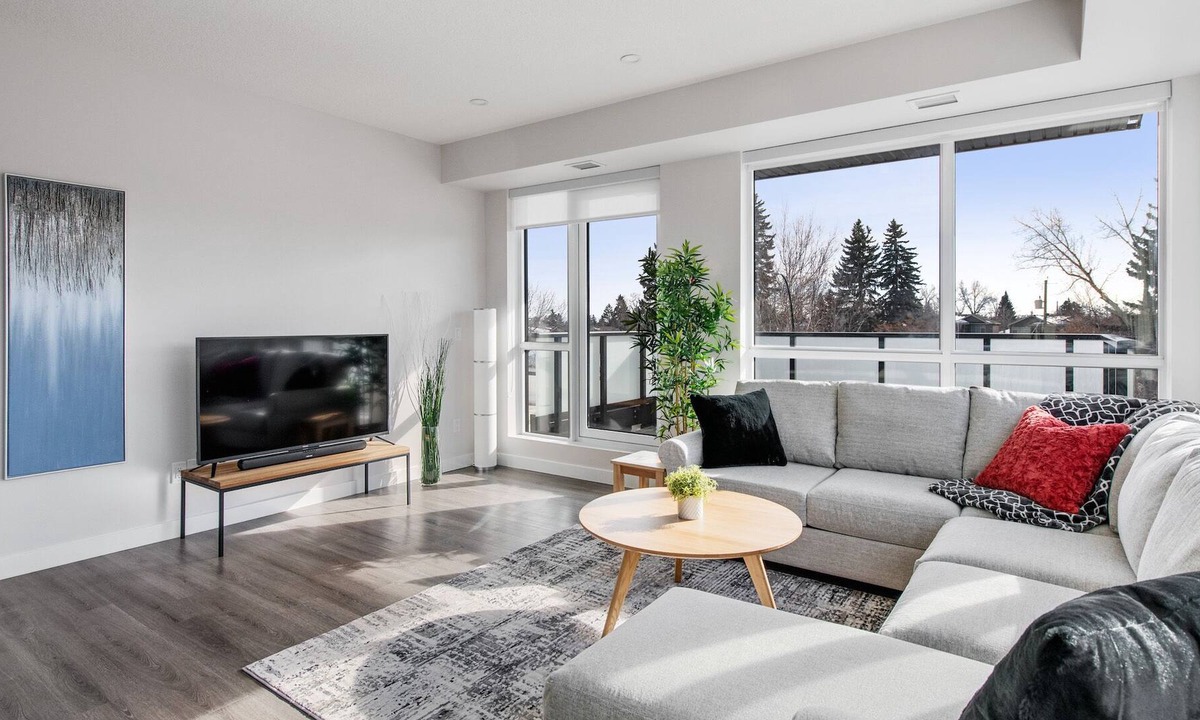 Southwest Calgary Apartment | Spacious Corner Unit + Natural light Free Parking✨