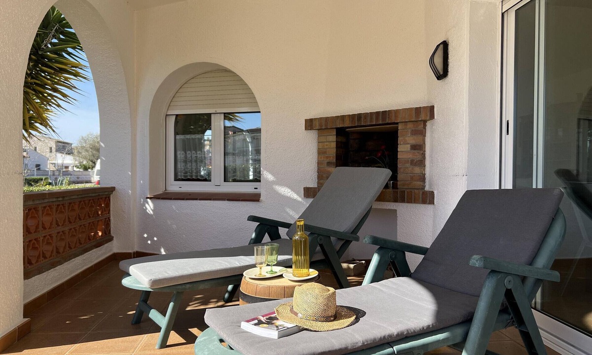 Sant Pere Pescador House | Spacious Costa Brava Home: BBQ, WiFi, Parking, Near Beach, Sleeps 7