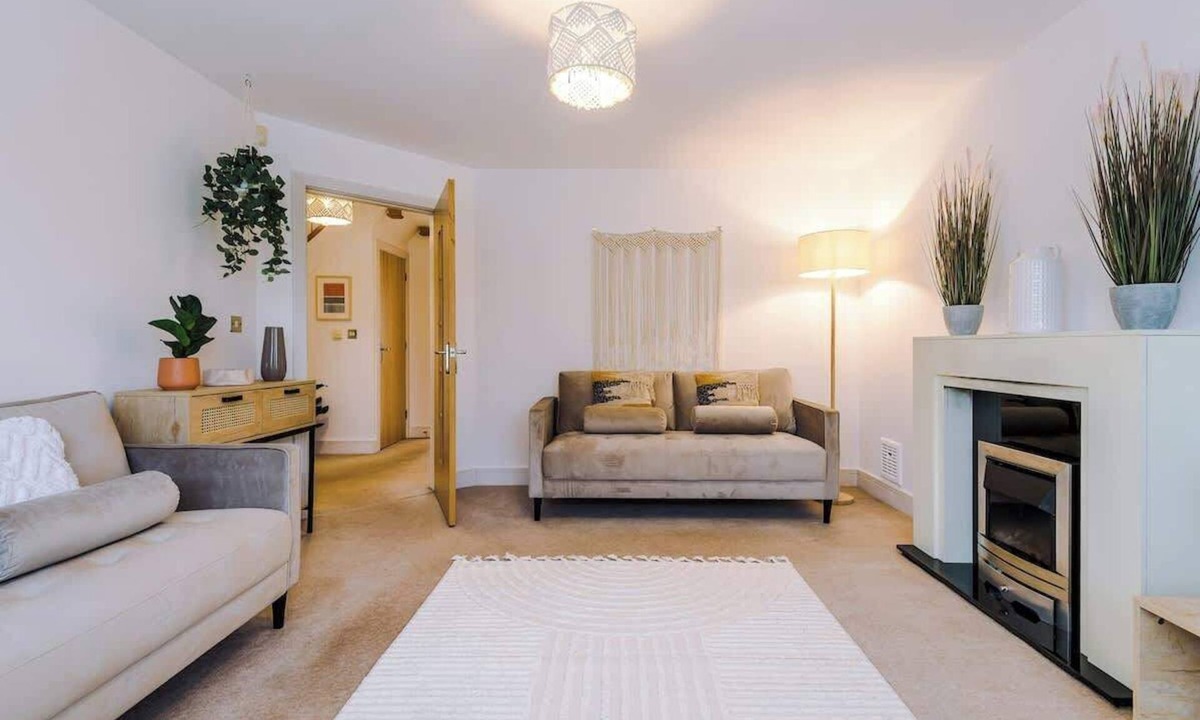 Chester House | Spacious Cosy 4BR Home in Cheshire