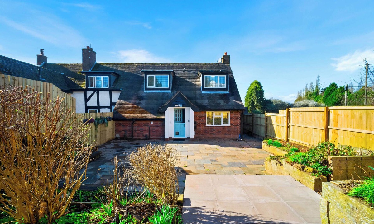 Kidderminster House | Spacious, Cosy & Chic Cottage with Hot tub