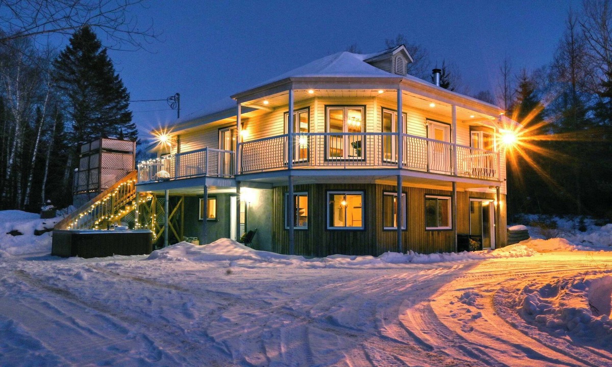 La Macaza House | Spacious cottage in forest, with spa + lake access
