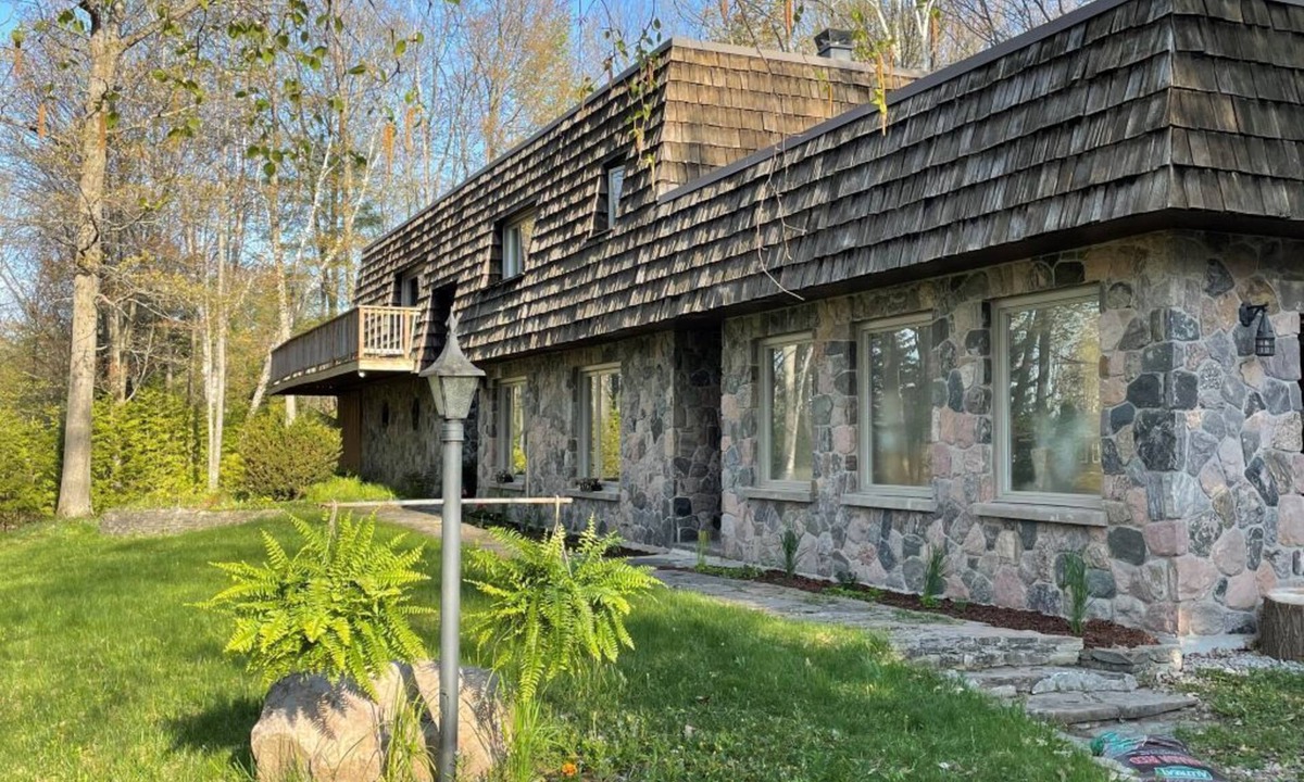 Gravenhurst House | Spacious cottage on Muskoka Lake with private dock