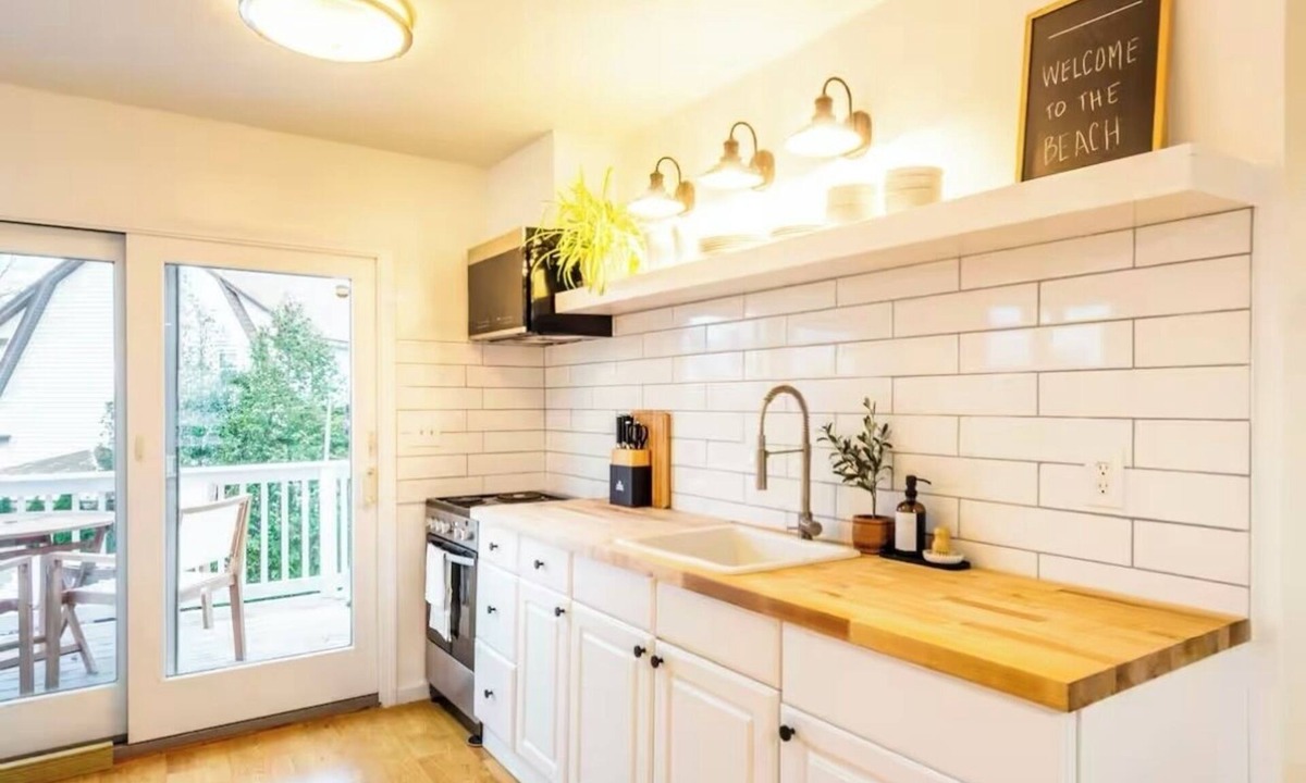 East Shore House | Spacious Cottage w/Waterview