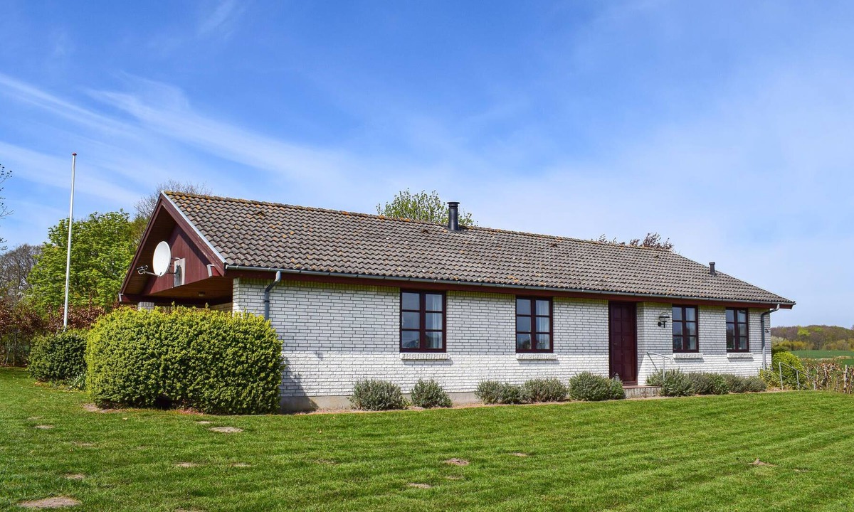 Østerskov House | Spacious cottage with sea view.