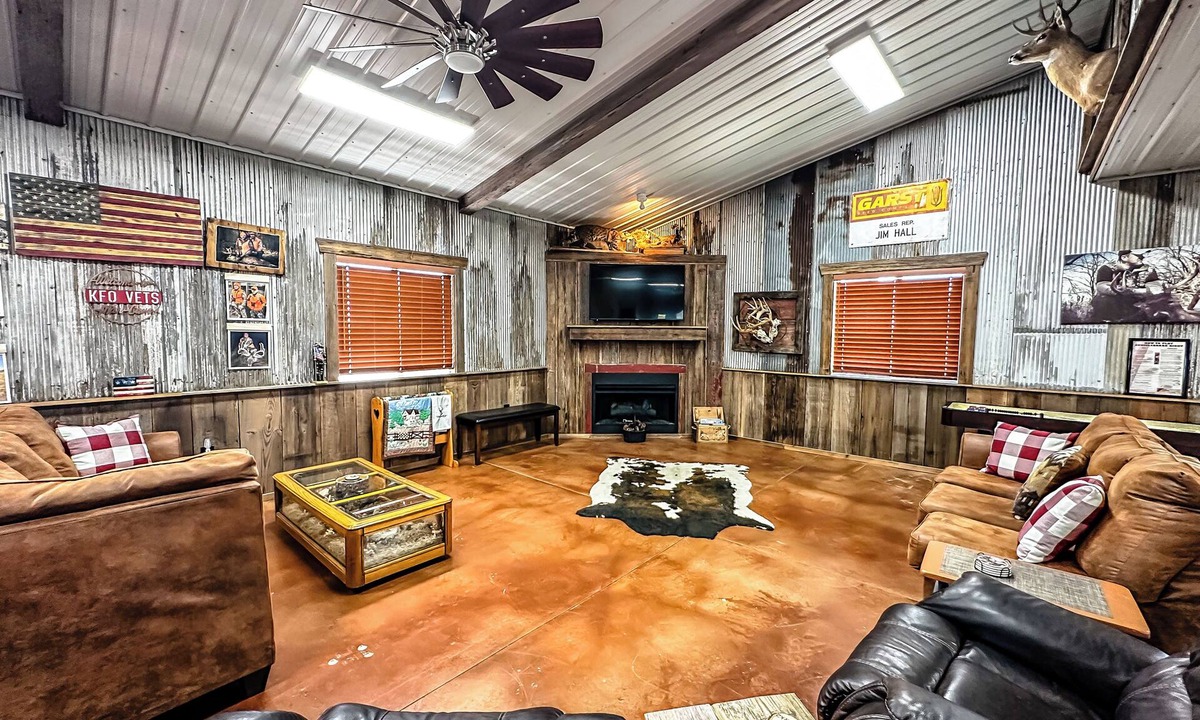 Greenwich Cabin | Spacious Country Lodge sunsets,fire pit,outdoor patio,private balcony VIP room